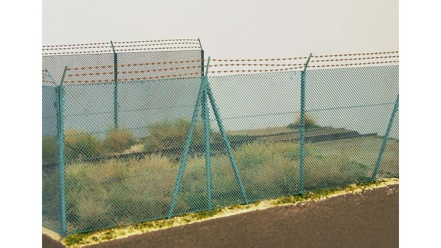 High chain fence with barbed wire 1:72/1:87