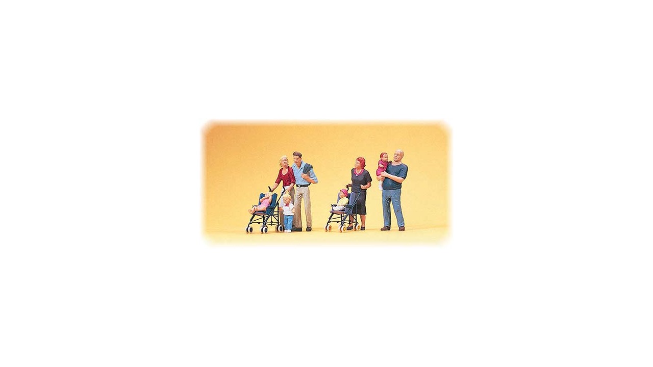 Ouders met kinderen in wandelwagen