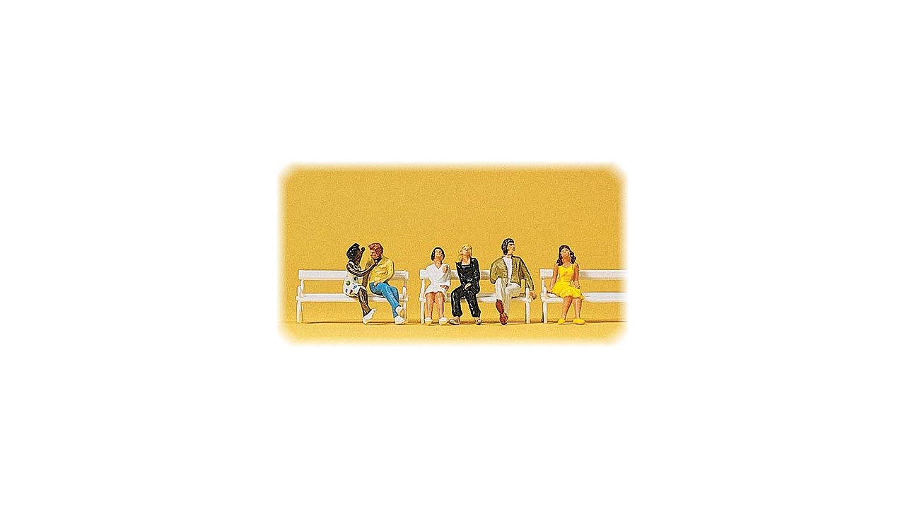 Zittende paren op bank